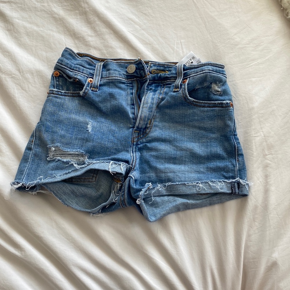 Jean shorts from Levi’s, blue size small